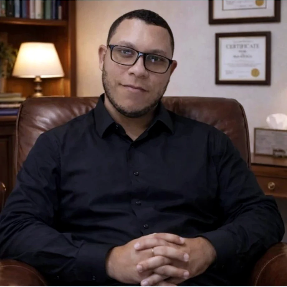 Rafael Silva em consultório terapêutico